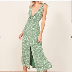 !!!ISO!!! Reformation Harper Dress in Daisies